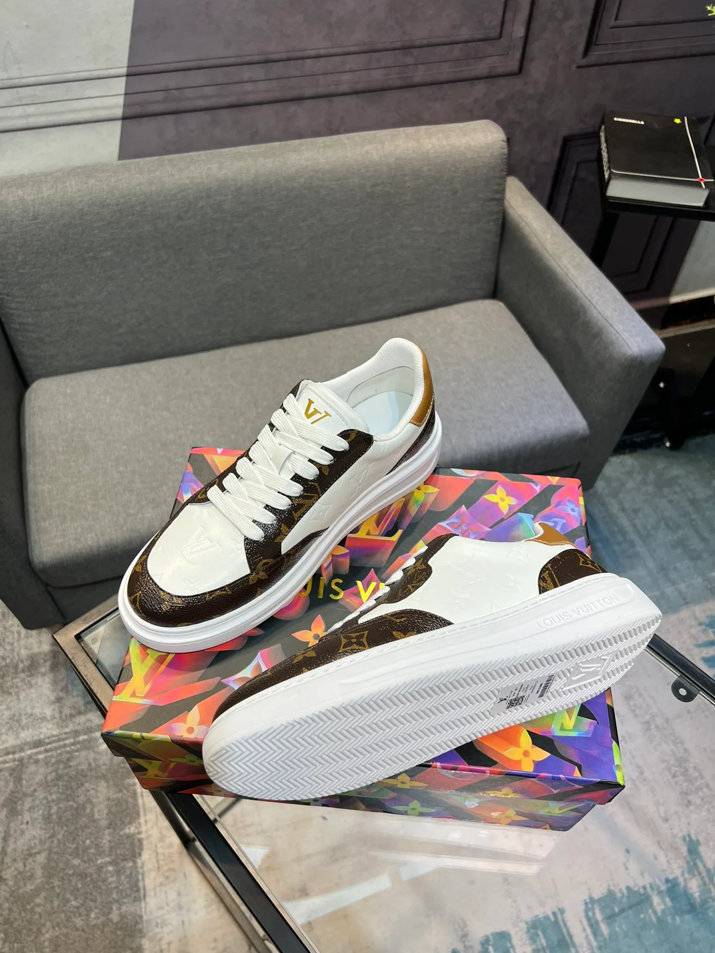 Men's Men's Shoes 💰540 LV Louis Vuitton. The latest fashionable casual shoes are popular in physical stores. The new spring and summer comfortable imported custom patent leather plus cowhide, cowhide mesh, and unique jacquard fabric element design. With sheepskin lining, Lv original base, [sun][sun] high-end packaging and high quality💪Details determine quality, welcome to compare🇮🇹Code number 38-44, 45 can be customized